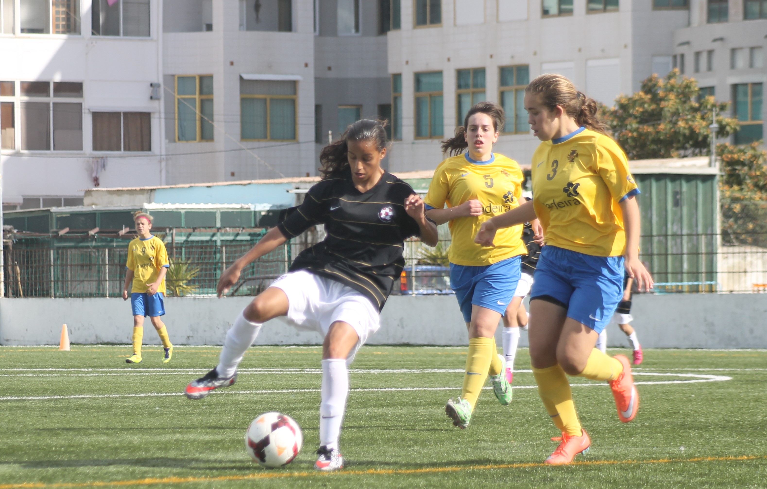 Moita recebe seleção distrital sub-16 de futebol no feminino 