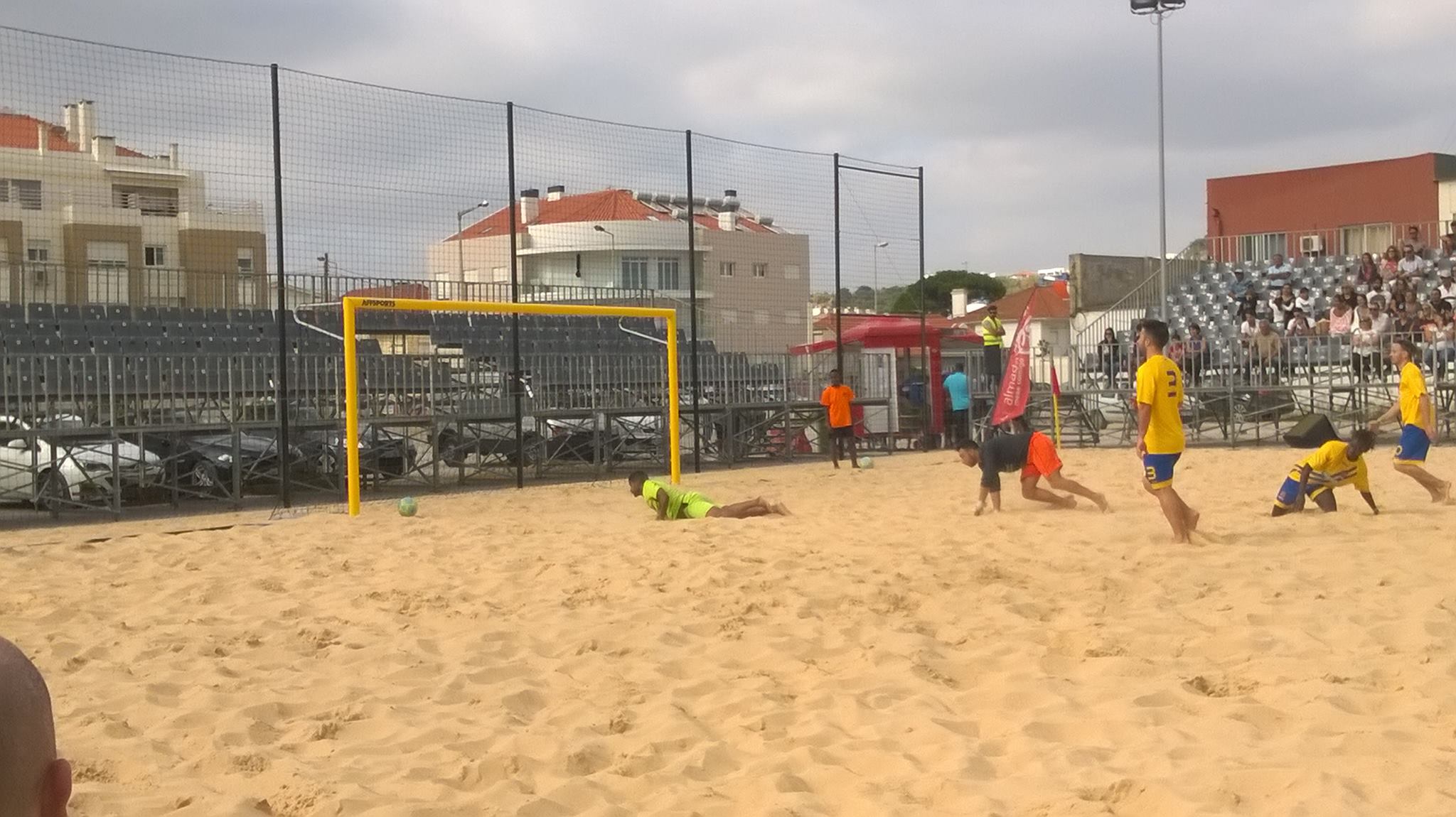 Competições nacionais de futebol de praia brilham na Costa da Caparica
